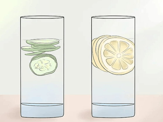 اضافه کردن اسانس به آب یک راه ساده برای خوش طعم کردن آن است. سعی کنید یک بطری آب یا پارچ آب را پر کنید و چند تکه میوه یا سبزی ساده یا یک شاخه سبزی تازه به آن اضافه کنید. سپس اجازه دهید آب به مدت 1-2 ساعت در یخچال بماند تا طعم ها را به خود جذب کند. برخی از مواردی که می توانید برای طعم دادن به آب خود اضافه کنید عبارتند از: برش های مرکبات مانند پرتقال، لیمو، لیموترش یا گریپ فروت انواع توت های تازه مانند زغال اخته، توت فرنگی، تمشک یا شاه توت برش های خیار برش های زنجبیل شاخه های سبزی تازه مانند نعناع، ریحان یا رزماری