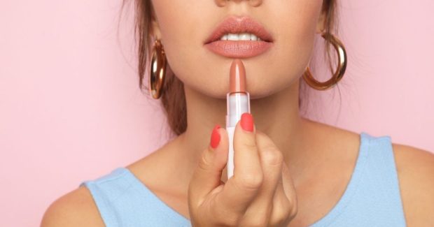 1- بهترین رنگ برای هر نوع رنگ پوست: FENTY BEAUTY Stunna Lip Paint Longwear Fluid Lip Color یکی از بهترین برند های رژ لب مات دنیا ست و در لیست 19 مدل رژلب جدید با ماندگارى طولانى ما قرار دارد.