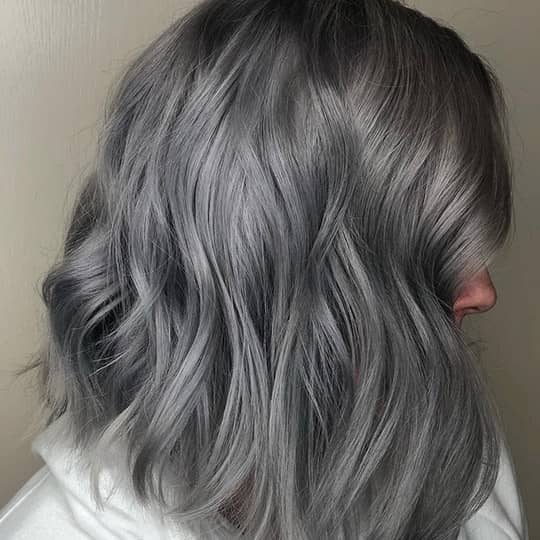 اگر عاشق رنگ موهای سرد هستید، خود را برای رنگ موى دودى خاکستری آماده کنید، چرا كه آخرین ترند رنگ مو تا این لحظه است که رسانه های اجتماعی