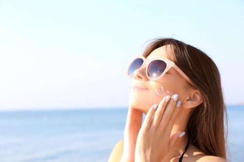 چرا باید ضد آفتاب بزنیم ؟شایدفکر کنید تنها دلیل استفاده از کرم ضد افتاب محافظت از پوست شما در برابر نور خورشید است اما در اشتباهید..
