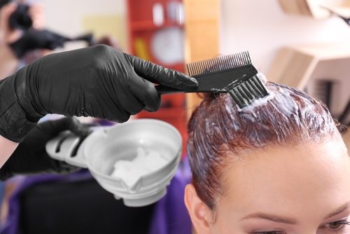 بهترین آموزشگاه رنگ و مش در تهران :دوره و مراحل آموزش روشن كردن موهاي مشكي ارزیابی مو و پوست سر و ارزیابی سطوح تناژ مو