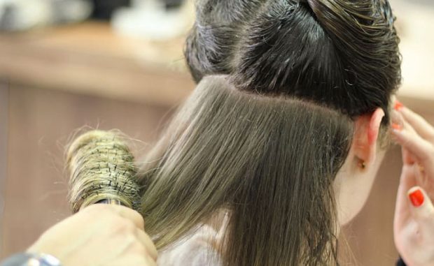 در آموزش براشینگ حرفه ای موها برس یا شانه مو خیلی مهم است.هنگام انتخاب برس مو،راهنمای انتخاب برس مو و بهترین نوع برای موهای خشک