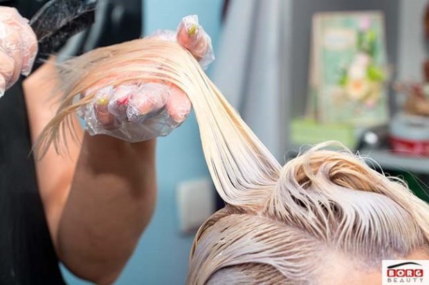 علت دو شاخه شدن مو ها در نوک مو چیست؟ 5 علت و 1 راه درمان بری این بیماری را در این مقاله بخوانید تا بهتر از موهای خود مراقبت کنید