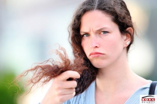 علت دو شاخه شدن مو ها در نوک مو چیست؟ 5 علت و 1 راه درمان بری این بیماری را در این مقاله بخوانید تا بهتر از موهای خود مراقبت کنید