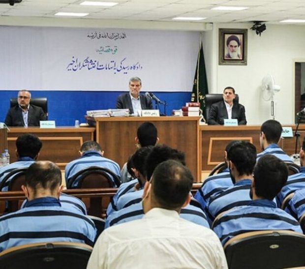 قوه قضاییه از نخستین جلسه دادگاه دستگیرشدگان ناآرامی‌های اخیر در تهران از جمله محمد قبادلو سعید شیرازی گزارشی منتشر کرد.