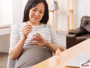 ایا کاشت ناخن در بارداری ضرر دارد ؟ فرمالدئید، تولوئن، بیسفنول A و سایر نرم کننده ها و فلزات سنگین نمونه هایی از مواد شیمیایی خطرناک هستند