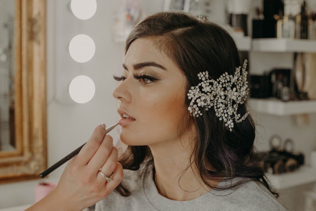 قیمت میکاپ صورت ۱۴۰۲ و ۱۴۰۳ سالن زیبایی بورگ