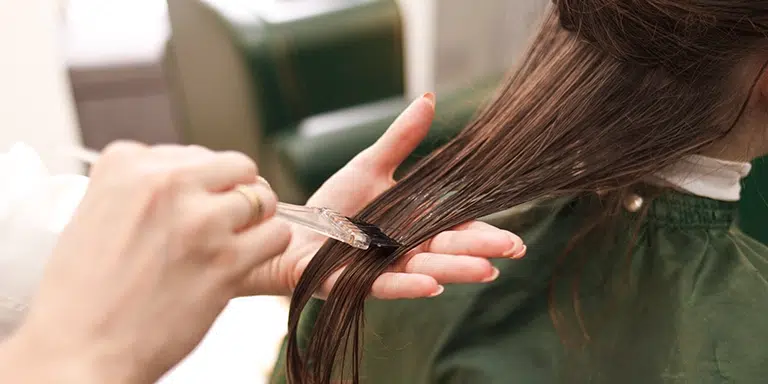ولی بوتاکس مو چیست؟ موهای سرتان درست مانند پوست، با افزایش سن الاستیته و پُری خود را از دست می‌دهند. اینجاست که اهمیت محصولات بوتاکس مو آشکار می‌شود. این محصولات می‌توانند موهایتان را پُر و صاف کنند و از وزی آن بکاهند. با مطالعه این مقاله تا انتها همه چیز درباره بوتاکس مو را خواهید فهمید.